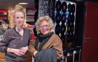 Beate Müller-Gemmeke und Helena Steinhaus stehen nach der Veranstaltung im Foyer des franz.K Reutlingen. Sie sprechen über den Faktencheck zum Bürgergeld und die neue Grundsicherung.