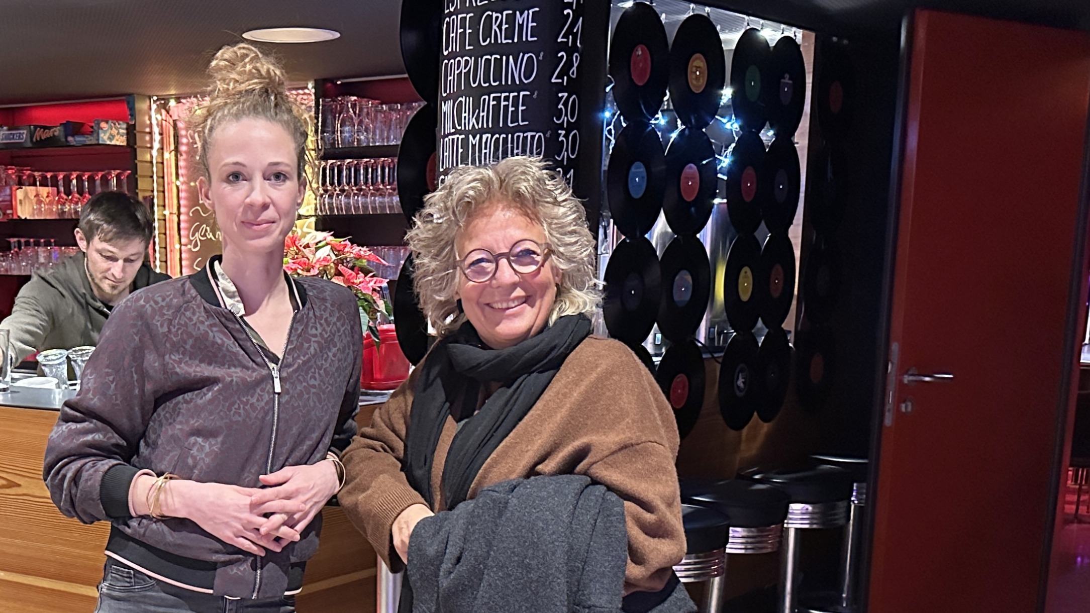 Beate Müller-Gemmeke und Helena Steinhaus stehen nach der Veranstaltung im Foyer des franz.K Reutlingen. Sie sprechen über den Faktencheck zum Bürgergeld und die neue Grundsicherung.