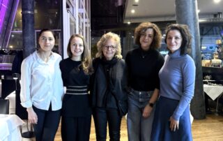 Gruppenfoto mit Beate Müller-Gemmeke, Lisa Weigert und Vertreterinnen des Ukrainischen Ateliers für Kultur und Sport sowie Mitwirkenden der Veranstaltung in Stuttgart.