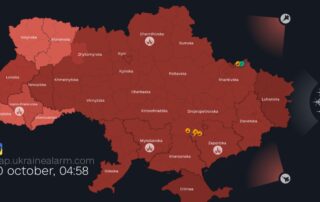 Karte der Ukraine mit landesweitem Luftalarm. Alle Regionen sind rot markiert und zeigen eine akute Bedrohung durch Raketen- und Drohnenangriffe, unabhängig von der Entfernung zur Frontlinie.