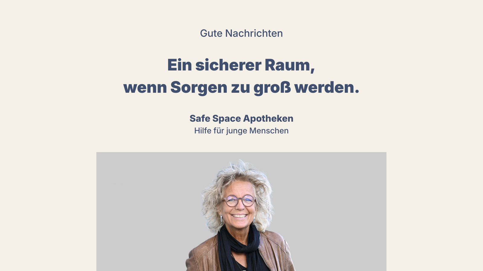 Sharepic mit der Überschrift „Gute Nachrichten“. In großer Schrift steht: „Ein sicherer Raum, wenn Sorgen zu groß werden.“ Darunter: „Safe Space Apotheken – Hilfe für junge Menschen“. Im unteren Teil des Bildes ist Beate Müller-Gemmeke lächelnd vor neutralem Hintergrund zu sehen. Das Bild weist auf Apotheken als niedrigschwellige Anlaufstellen für Jugendliche mit Sorgen oder psychischen Belastungen hin.