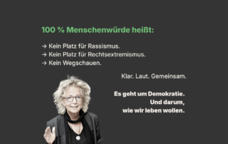 Schwarzer Hintergrund mit grün-weißer Schrift und Foto von Beate Müller-Gemmeke. Text: „100 % Menschenwürde heißt: Kein Platz für Rassismus. Kein Platz für Rechtsextremismus. Kein Wegschauen.“ Darunter: „Klar. Laut. Gemeinsam.“ Rechts neben dem Bild: „Es geht um Demokratie. Und darum, wie wir leben wollen.“ Beate Müller-Gemmeke ist im unteren Bereich zu sehen, mit erhobener Hand in einer erklärenden Geste.