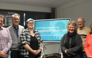 Gruppenfoto des neu gegründeten Sprecherteams von GewerkschaftsGrün Saar. In der Mitte steht ein Bildschirm mit dem Schriftzug „Gründungsveranstaltung GewerkschaftsGrün Saar“. Mit im Bild: Beate Müller-Gemmeke, der saarländische Landesvorsitzende Volker Morbe, die Sprecher:innen Julia Badt und Markus Best sowie die Besitzer:innen Micah Zimmermann, Elke Best-Kerner, Gerhard Reinig.