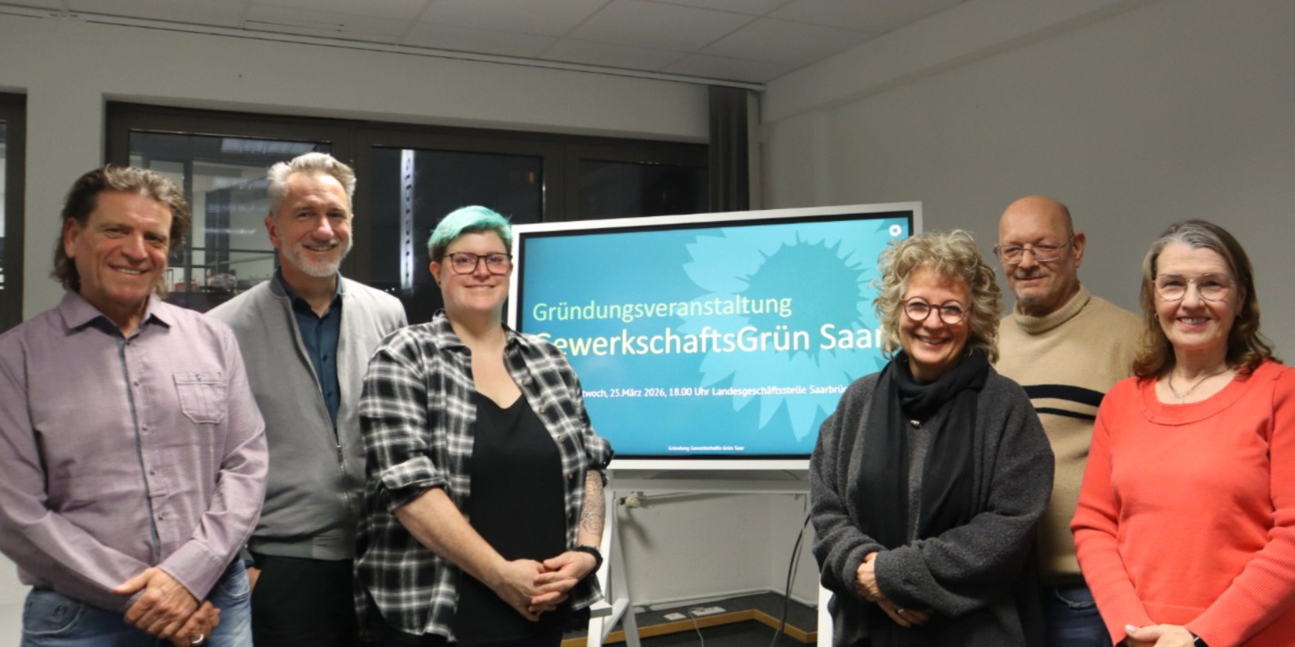 Gruppenfoto des neu gegründeten Sprecherteams von GewerkschaftsGrün Saar. In der Mitte steht ein Bildschirm mit dem Schriftzug „Gründungsveranstaltung GewerkschaftsGrün Saar“. Mit im Bild: Beate Müller-Gemmeke, der saarländische Landesvorsitzende Volker Morbe, die Sprecher:innen Julia Badt und Markus Best sowie die Besitzer:innen Micah Zimmermann, Elke Best-Kerner, Gerhard Reinig.