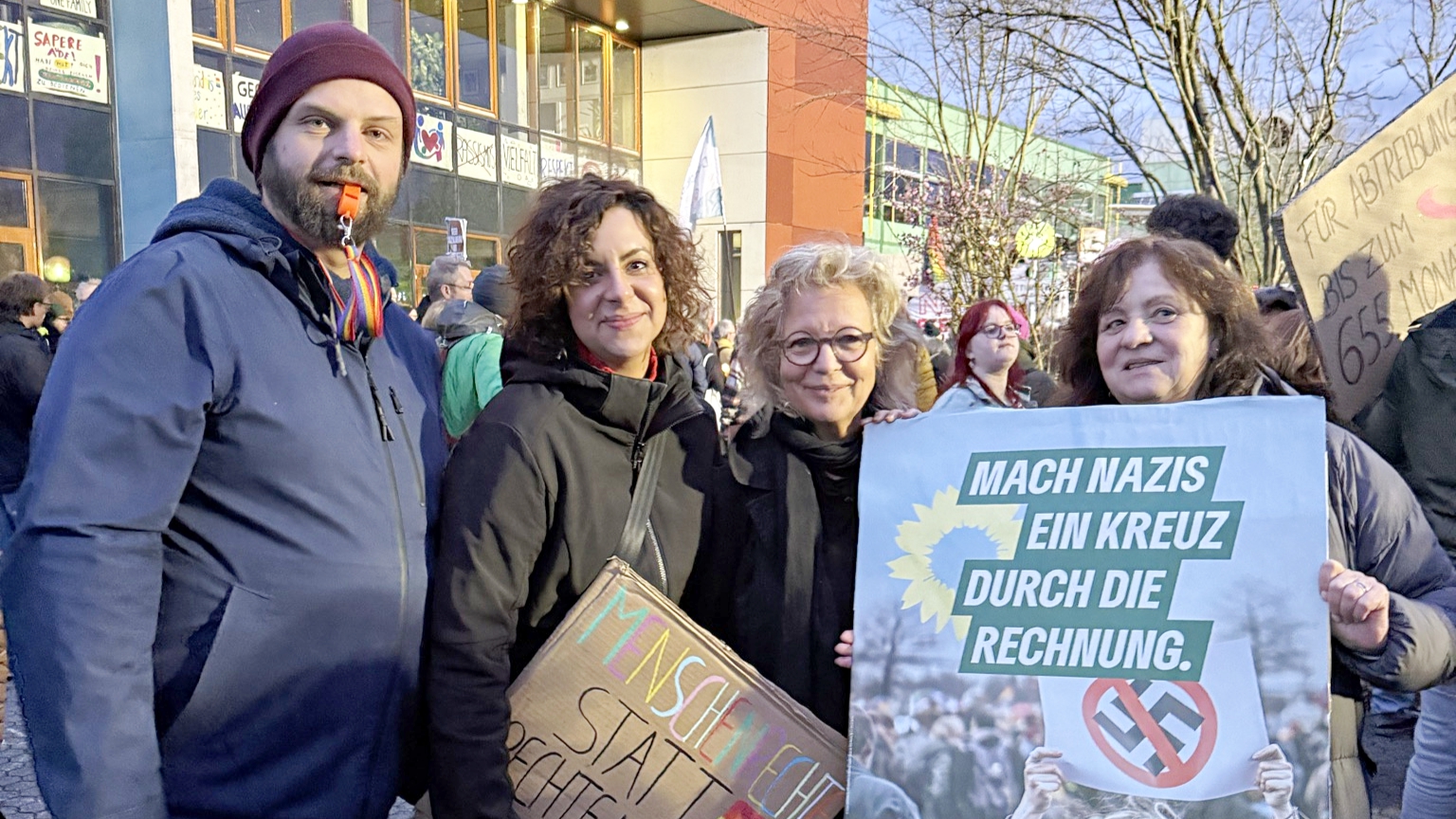 Beate Müller-Gemmeke steht mit drei weiteren Personen bei der Kundgebung gegen Björn Höcke vor dem Bildungszentrum Nord in Reutlingen. Sie halten Schilder mit Aufschriften wie „Menschenrechte statt rechte Menschen“ und „Mach Nazis ein Kreuz durch die Rechnung“. Die Stimmung ist entschlossen und solidarisch.