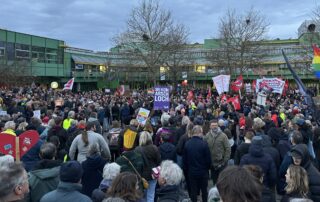 Große Menschenmenge vor dem Bildungszentrum Nord in Reutlingen bei der Kundgebung gegen Björn Höcke. Hunderte, vermutlich Tausende Demonstrierende stehen dicht gedrängt, viele mit Transparenten und Fahnen. Die Atmosphäre ist laut, entschlossen und solidarisch.