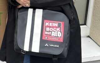 Detailaufnahme der Umhängetasche von Beate Müller-Gemmeke mit einem Aufkleber „Kein Bock auf AfD“. Das Motiv unterstreicht ihre klare Haltung gegen Rechtsextremismus.