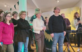 Beate Müller-Gemmeke steht mit Cindy Holmberg und weiteren Grünen bei der Wahlfete in Reutlingen und jubelt, als das Ergebnis der Landtagswahl in Baden-Württemberg bekannt wird.
