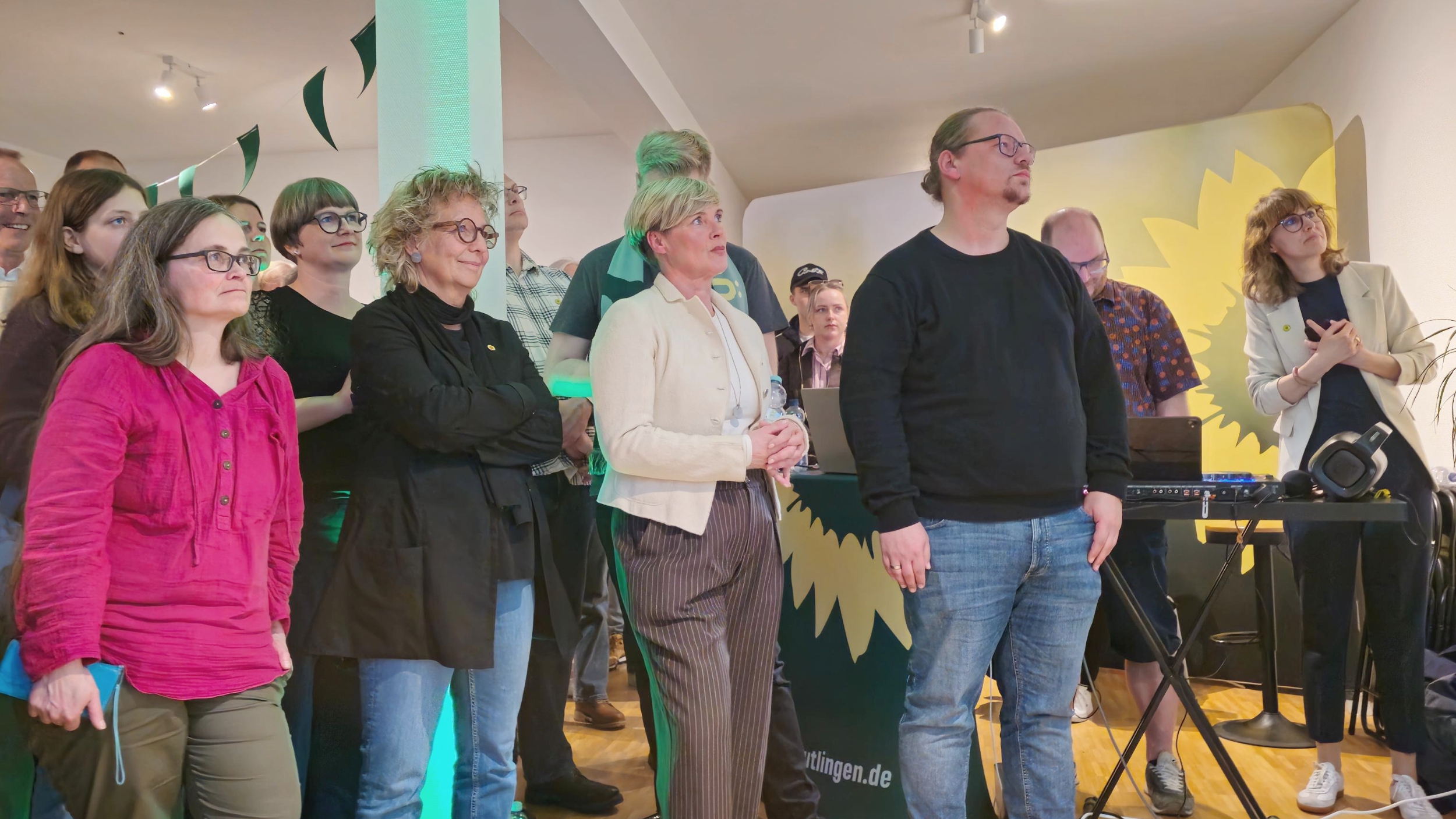Beate Müller-Gemmeke steht mit Cindy Holmberg und weiteren Grünen bei der Wahlfete in Reutlingen und jubelt, als das Ergebnis der Landtagswahl in Baden-Württemberg bekannt wird.