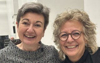Du stehst eng neben Sylvia Bühler, Mitglied im ver.di-Bundesvorstand. Beide lächeln in die Kamera. Das Foto ist eine Nahaufnahme bei der Jubiläumsfeier.