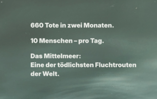 Dunkler, leicht strukturierter Hintergrund in Grün-Blau-Tönen. Weiße Schrift: „660 Tote in zwei Monaten. 10 Menschen – pro Tag. Das Mittelmeer: Eine der tödlichsten Fluchtrouten der Welt.“