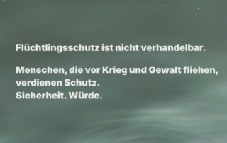 Dunkler, ruhiger Hintergrund in Grün-Blau-Tönen. Weiße Schrift: „Flüchtlingsschutz ist nicht verhandelbar. Menschen, die vor Krieg und Gewalt fliehen, verdienen Schutz. Sicherheit. Würde.“
