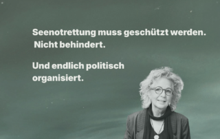 Dunkler Hintergrund in Grün-Blau-Tönen. Unten rechts ein Schwarz-Weiß-Porträt von Beate Müller-Gemmeke, leicht angeschnitten. Weiße Schrift: „Seenotrettung muss geschützt werden. Nicht behindert. Und endlich politisch organisiert.“