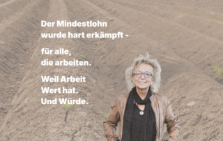 Beate Müller-Gemmeke steht auf einem Feld und blickt in die Kamera. Eingeblendeter Text: Der Mindestlohn wurde hart erkämpft – für alle, die arbeiten. Weil Arbeit Wert hat. Und Würde.