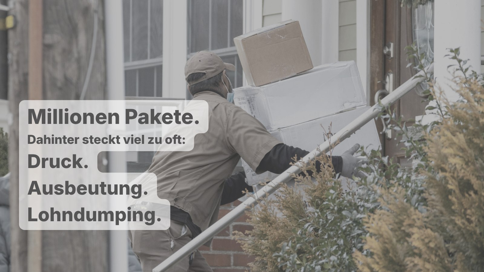 Sharepic von GewerkschaftsGrün. Zu sehen ist ein Paketbote von hinten, der mehrere große Pakete eine Treppe zu einem Hauseingang hochträgt. Das Bild ist grau gehalten. Darüber steht in dunkler Schrift auf transparentem Hintergrund: „Millionen Pakete. Dahinter steckt viel zu oft: Druck. Ausbeutung. Lohndumping.“