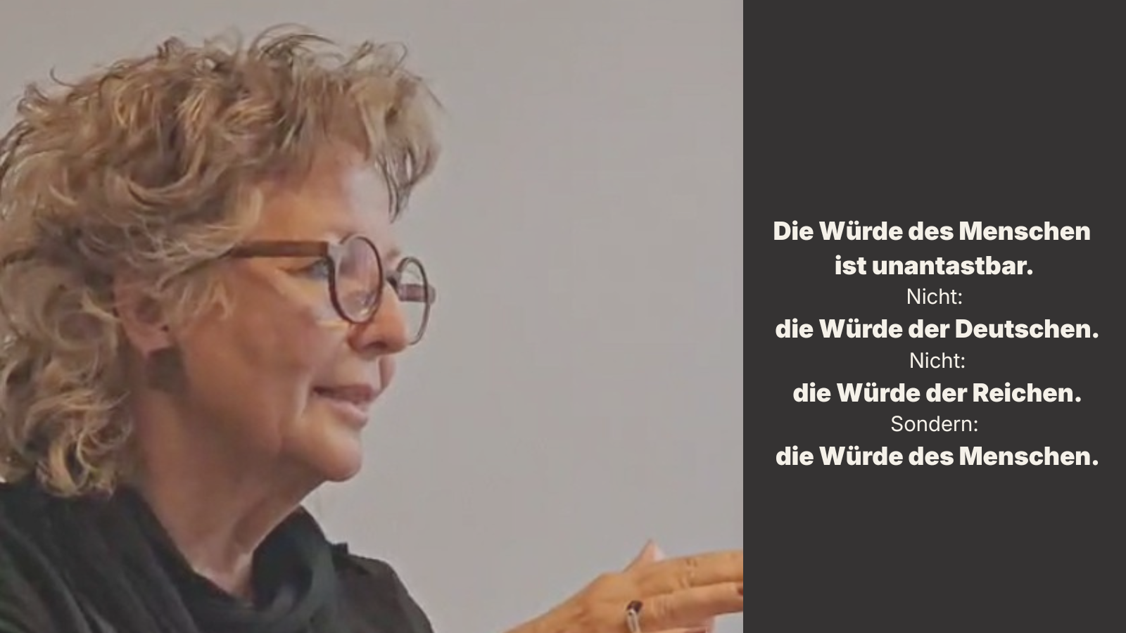 Beate Müller-Gemmeke steht seitlich vor dunklem Hintergrund. Über dem Bild steht in weißer Schrift: „Die Würde des Menschen ist unantastbar.“ Darunter folgen die Zeilen: „Nicht: die Würde der Deutschen. Nicht: die Würde der Reichen. Sondern: die Würde des Menschen.“ Der untere Teil des Bildes ist dunkel gestaltet. Das Sharepic thematisiert den Tag des Grundgesetzes und die universelle Menschenwürde.