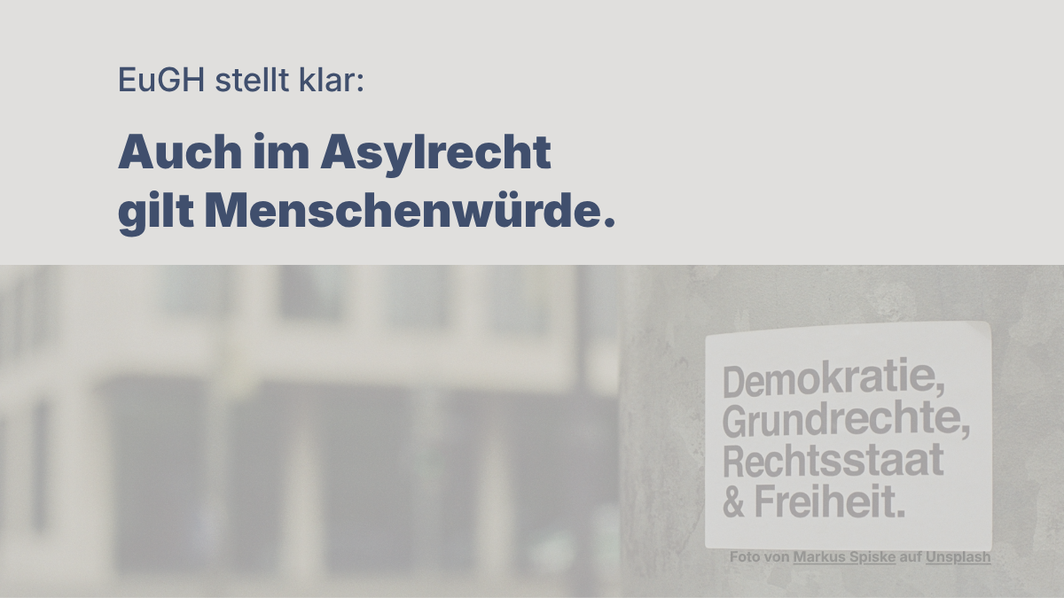 Oben steht auf grauem Hintergrund der Text: „EuGH stellt klar: Auch im Asylrecht gilt Menschenwürde.“ Darunter ist ein graustichiges Foto zu sehen. Auf einem Pfosten klebt ein Aufkleber mit der Aufschrift: „Demokratie, Grundrechte, Rechtsstaat & Freiheit.“ Im Hintergrund sind unscharf Gebäude zu erkennen. Unten steht klein der Bildnachweis: Foto von Markus Spiske auf Unsplash.