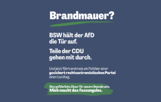 Grafik mit dunkelblauem Hintergrund und weißer Schrift, akzentuiert durch grüne Pinselstriche. Oben steht groß „Brandmauer?“. Darunter: „BSW hält der AfD die Tür auf. Teile der CDU gehen mit durch.“ Es folgt: „Und jetzt führt erstmals ein Politiker einer gesichert rechtsextremistischen Partei einen Landtag.“ Unten auf grünem Hintergrund die Bewertung: „Eine gefährliche Zäsur für unsere Demokratie. Mich macht das fassungslos.“