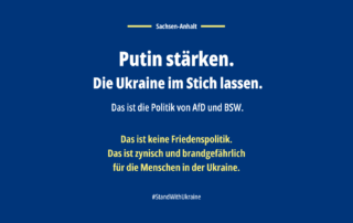 Sharepic in den Farben der Ukraine, Blau und Gelb. In großer weißer Schrift steht: „Putin stärken. Die Ukraine im Stich lassen. Das ist die Politik von AfD und BSW.“ Darunter in Gelb: „Das ist keine Friedenspolitik. Das ist zynisch und brandgefährlich für die Menschen in der Ukraine.“ Am unteren Bildrand steht der Hashtag #StandWithUkraine als Zeichen der Solidarität mit der Ukraine.