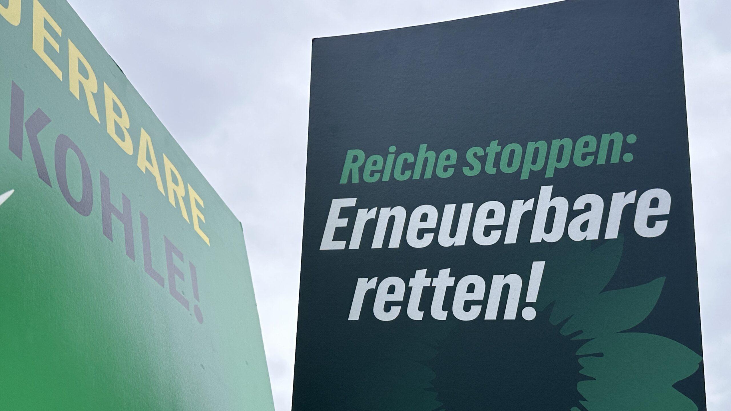 Ein Plakat bei der Demonstration für die Erneuerbaren in Berlin trägt die Aufschrift „Reiche stoppen: Erneuerbare retten!“.